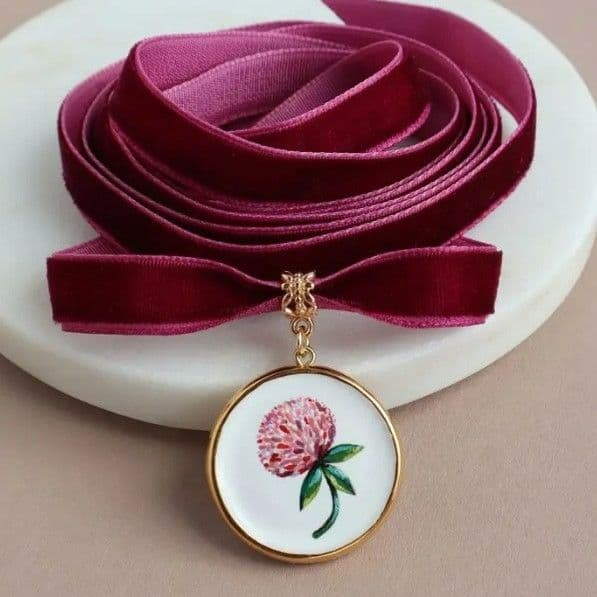 Підвіска "Конюшина" на сливовій оксамитовій стрічці