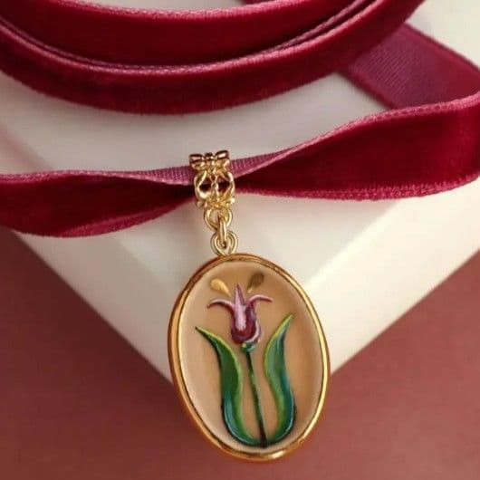 Підвіска "Рожевий тюльпан" на малиновій оксамитовій стрічці