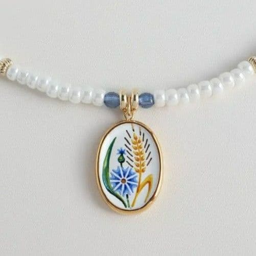 Підвіска "Колосок та волошки" на основі з білих намистин