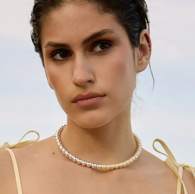 Кольє із сріблястими та молочними перлинами