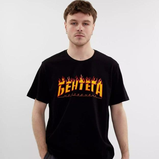 Футболка чорна з принтом Barricade