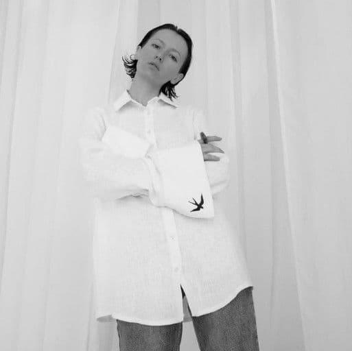 Сорочка оверсайз зі збільшеною манжетою та декоративною вишивкою "Ластівка". Колекція "Птахи України" - 6