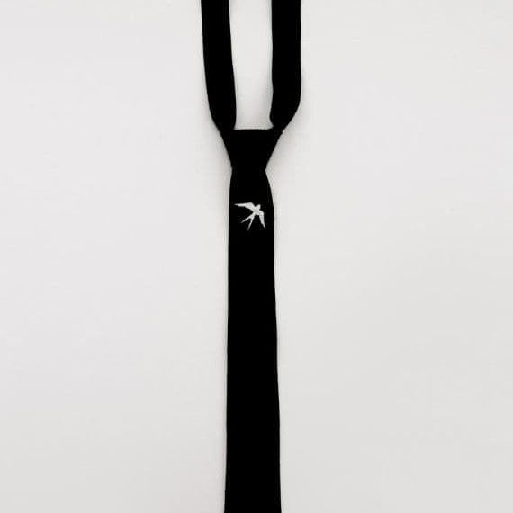 Лляна краватка з машинною вишивкою "Ластівка" в чорному кольорі