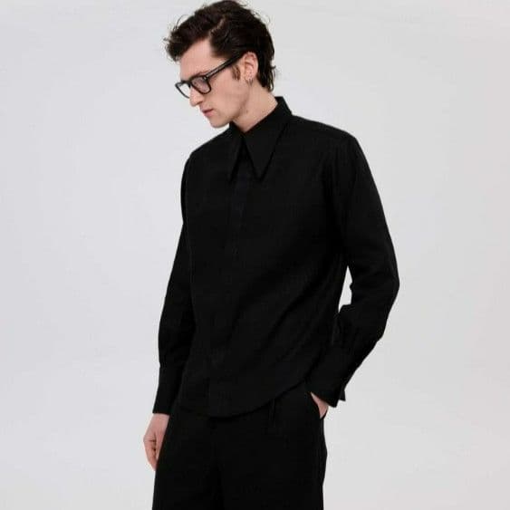 Лляна силуетна сорочка з гострим коміром в чорному кольорі - 2