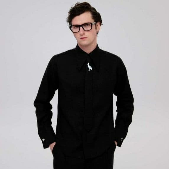 Лляна силуетна сорочка з гострим коміром в чорному кольорі - 6