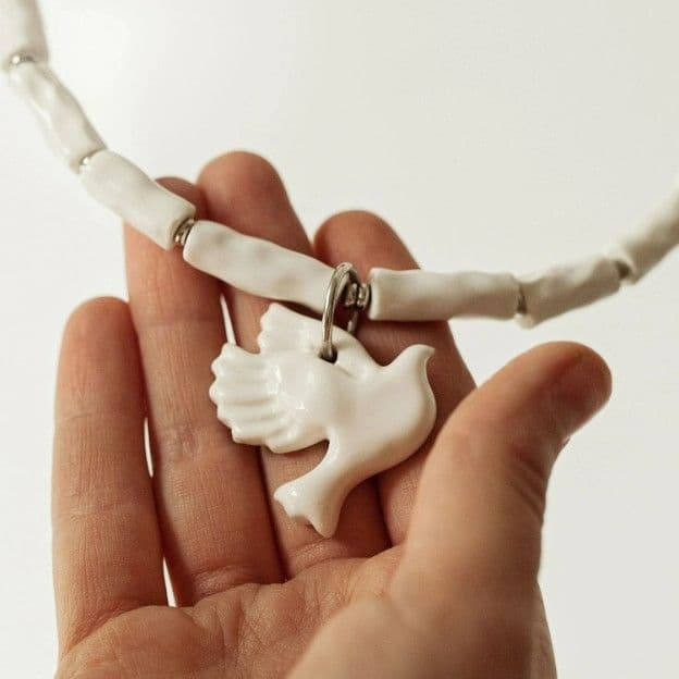 Намисто з голубкою біле YAGLYNA - 2